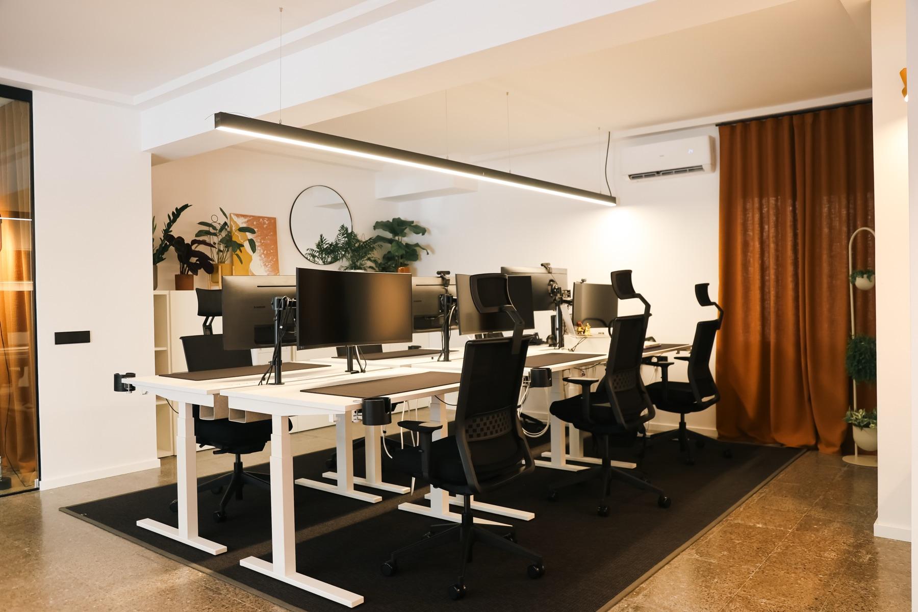 Fixed desk